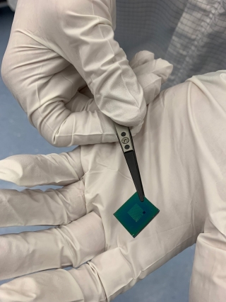 A University of Delaware team engineered a silicon-graphene device that can transmit radiofrequency waves in less than a picosecond at a sub-terahertz bandwidth.