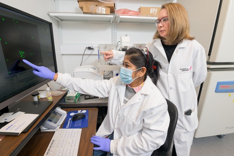 Lina Pradham (left), a post-doctoral researcher in the Kloxin Group points out dormant breast cancer cells in 3D cultures imaged using confocal microscopy to UD engineer April Kloxin, Thomas and Kipp Gutshall Development Professor of Chemical and Biomolecular Engineering. In the image, the dormant cells (shown in green) are viable, not proliferating, and remain capable of proliferating upon stimulation.